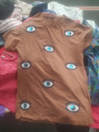 Camiseta marrón con ojos bordados