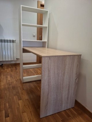 Escritorio con estantería