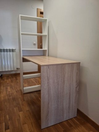 Escritorio con estantería