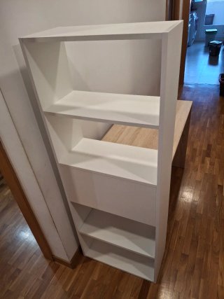 Escritorio con estantería