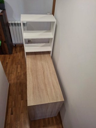 Escritorio con estantería