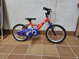 Bicicleta infantil roja y azul