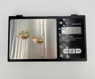 Pendiente de oro combinado de 18k, 3.3 g.