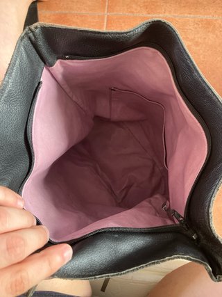 Mochila de piel negra y gris