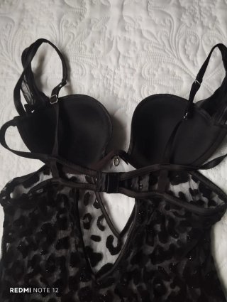 Lencería negra con estampado animal