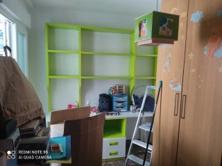 Escritorio con estantería incorporada