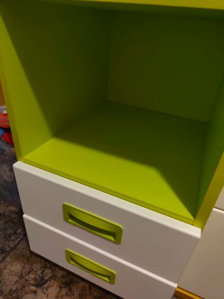 Escritorio con estantería incorporada