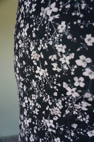 Falda estampada floral ajustada