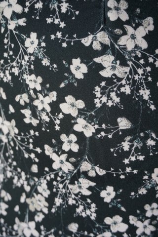 Falda estampada floral ajustada