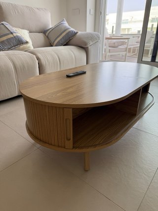 Mesa centro puerta corredera y efecto madera