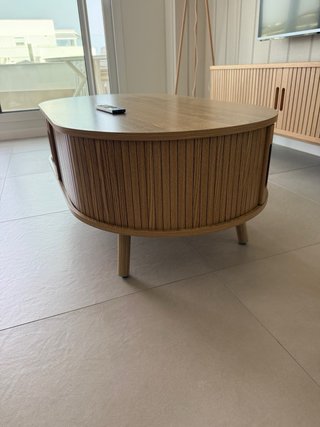Mesa centro puerta corredera y efecto madera