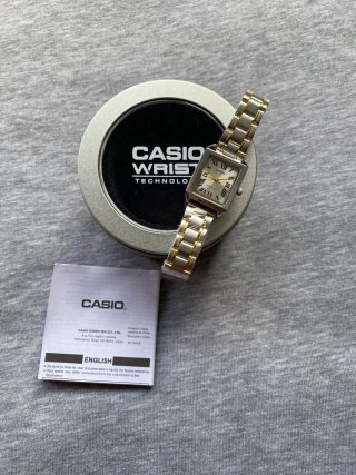 Reloj Casio Dorado y Plateado