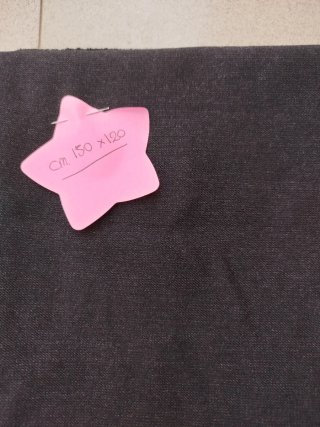 Scampolo tessuto ideale per abbigliamento.