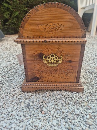 Baúl de madera pirograbado
