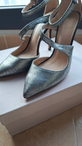 Zapatos de tacón Zara plateados talla 37