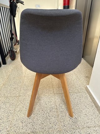 Silla de comedor gris tapizada