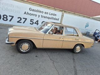 Mercedes-Benz 200 1975