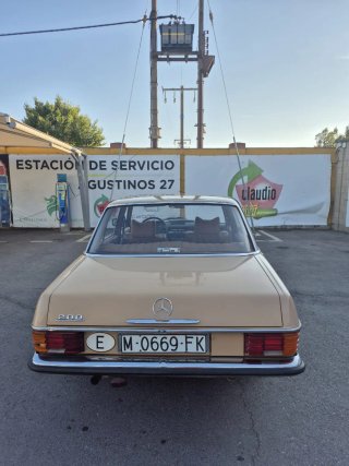 Mercedes-Benz 200 1975
