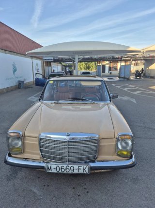 Mercedes-Benz 200 1975