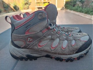 Botas de montaña Merrell grises y rojas