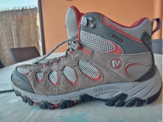 Botas de montaña Merrell grises y rojas