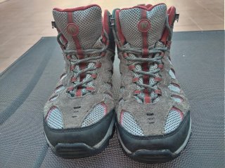 Botas de montaña Merrell grises y rojas