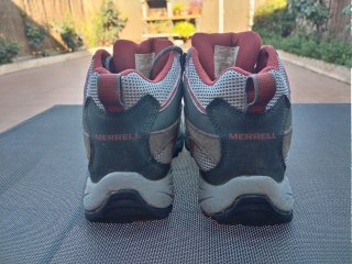 Botas de montaña Merrell grises y rojas