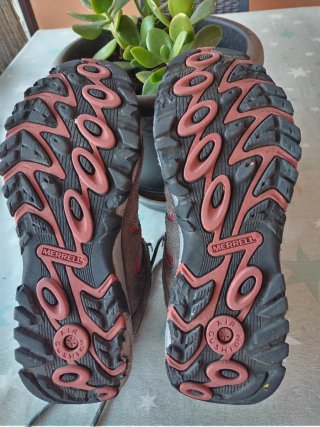 Botas de montaña Merrell grises y rojas