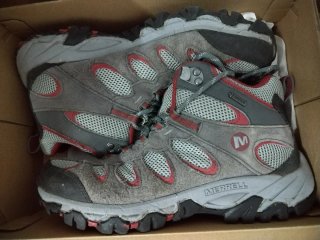 Botas de montaña Merrell grises y rojas