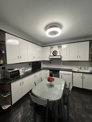 Cocina blanca y negra