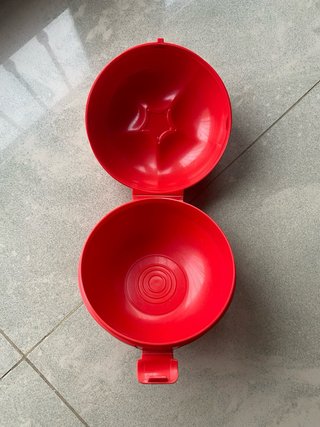 Contenedor de comida tupperware tomate