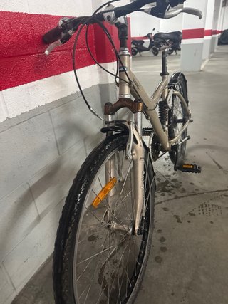 Bicicleta B-Twin de paseo y montaña.