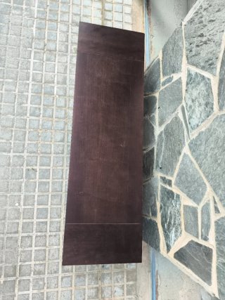 Banco de madera oscuro