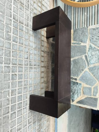 Banco de madera oscuro