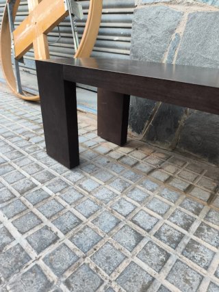 Banco de madera oscuro