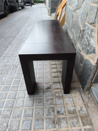 Banco de madera oscuro