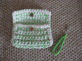Cartera/monedero tejido verde y blanco