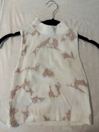 Top sin mangas con estampado tie-dye