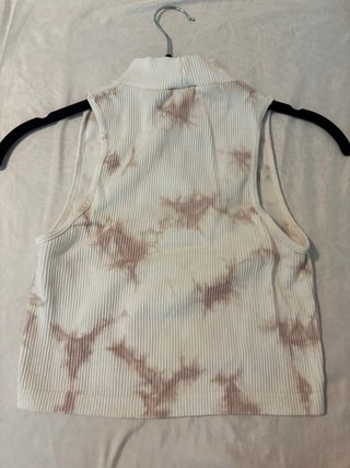Top sin mangas con estampado tie-dye
