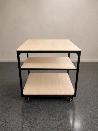 Mesa auxiliar alta con ruedas