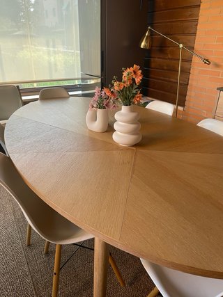 Mesa de comedor forma ovalada