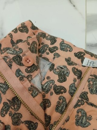 Pantalones vaqueros rosas con estampado