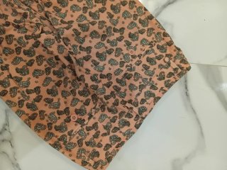 Pantalones vaqueros rosas con estampado