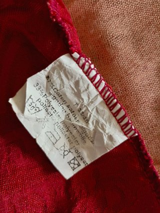 Camiseta roja semitransparente