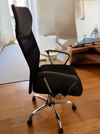 Silla de oficina ergonómica negra.