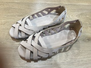 Sandalias planas punta abierta y tejido cruzado
