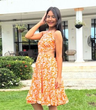 Vestido naranja con flores blancas