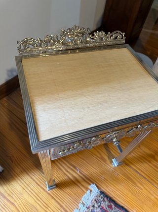 Mesa auxiliar antigua de metal y madera