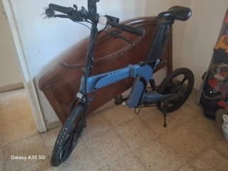 Bicicleta eléctrica azul con batería