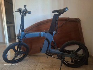 Bicicleta eléctrica azul con batería